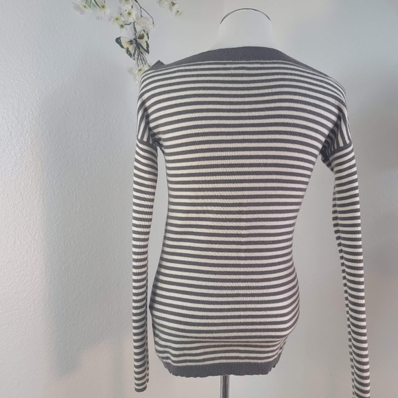 CLUB MONACO 100% CASHMERE STRIPED LONG SLEEVE BOAT NECK WOMEN'S SIZE SMALL - Picture 3 of 16